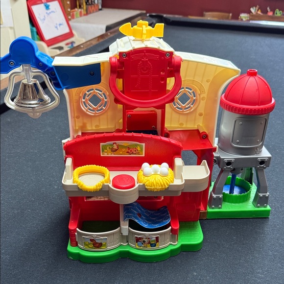 Fisher-Price Little People Caring For Animals Farm playset - Picture 6 of 11